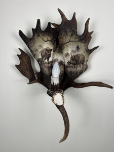 Kinkiet z łopat daniela z grawerunkiem – „Dziki”