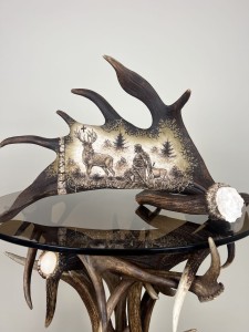 Grawerowana łopata poroża daniela z motywem św. Huberta –  myśliwski ackcent