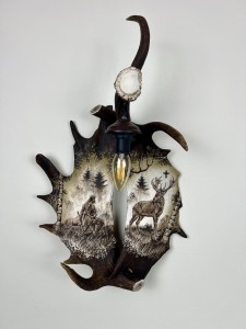 Kinkiet z poroża łopat daniela -  grawerunek rzeźba Św. Huberta